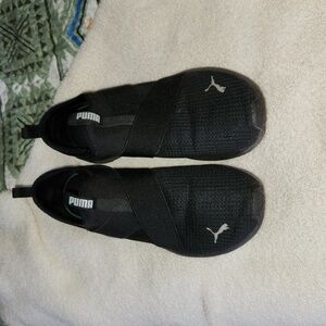 Slip on puma tennis shoes